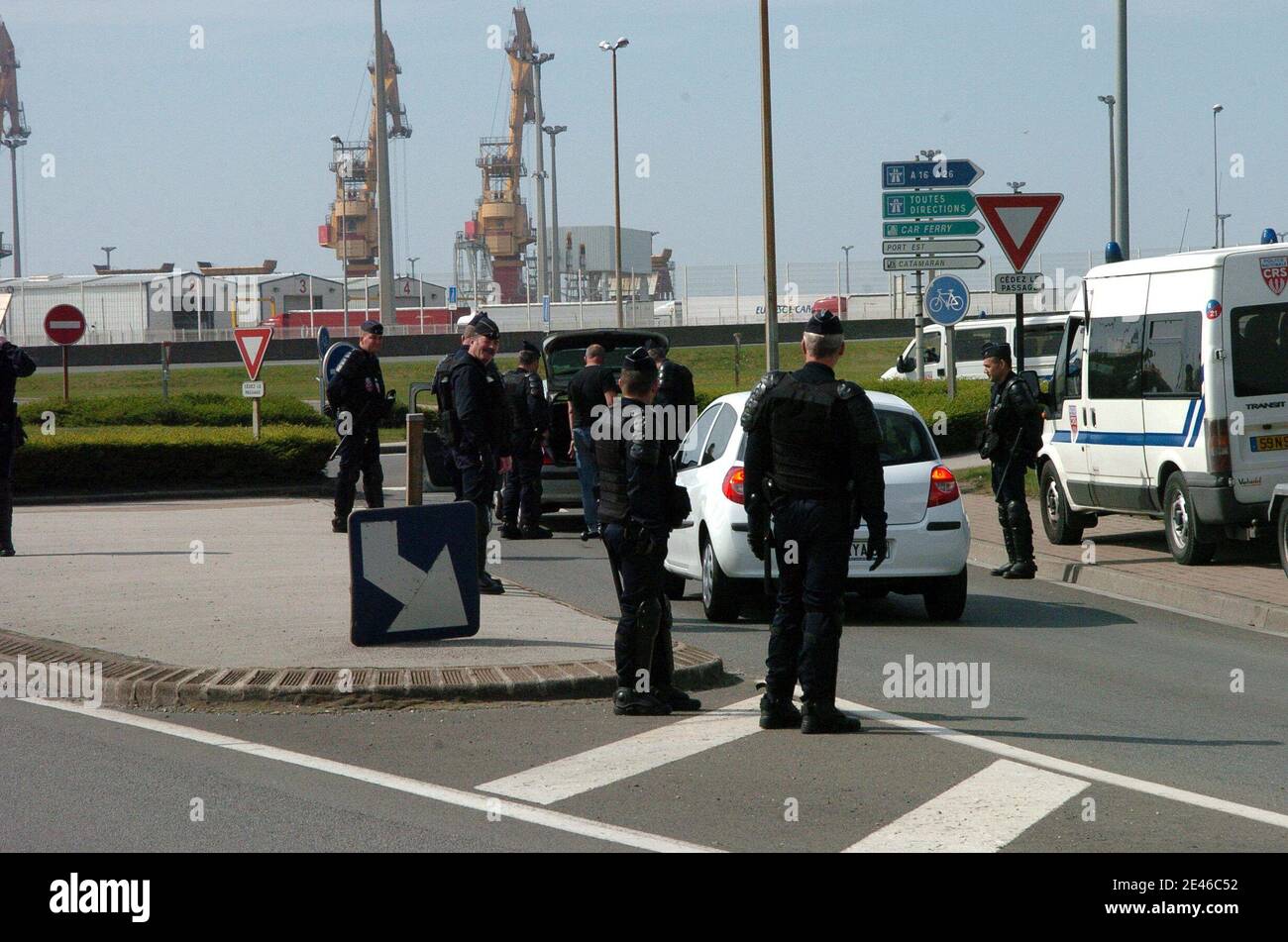 Arrestations de militants en marge du Campement Camp No border installe depuis le Debut de la semaine dans la ville de Calais, Frankreich, le 25 Juin, 2009. Plusieurs centaines de militants y sont installes sous des tentes afin de denoncer la politique des go Stockfoto