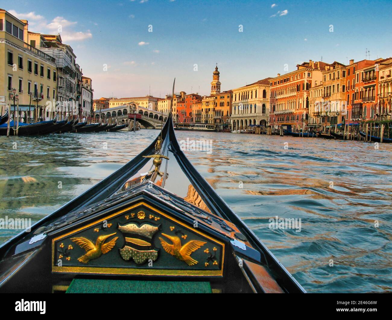 Ein Gondelbogen, mit der berühmten Rialtobrücke im Hintergrund, fährt auf Venedigs Canal Grande Stockfoto