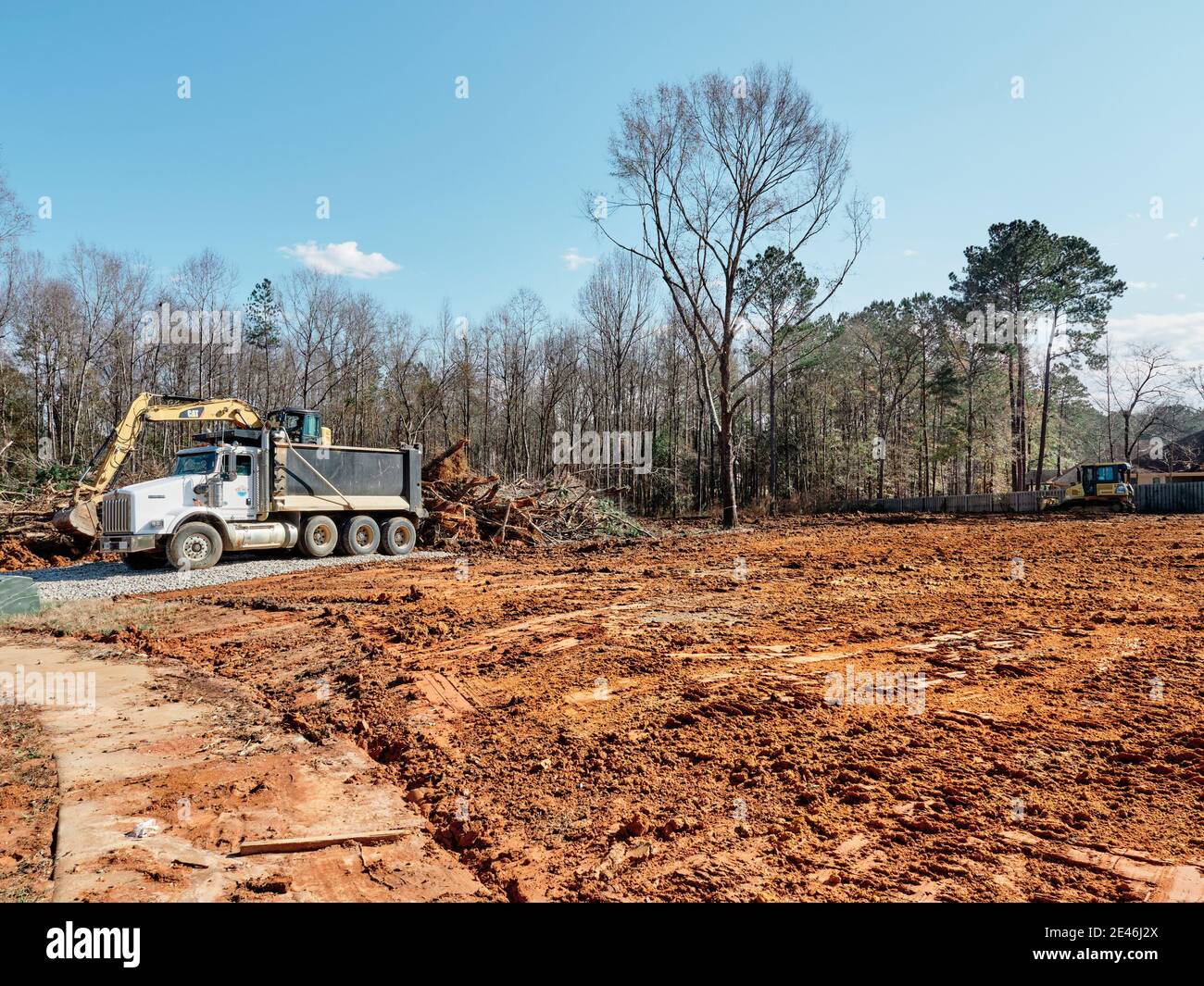 Bagger oder Bagger und Muldenkipper Clearing Land für Neubau Baugrundstück in Pike Road Alabama, USA. Stockfoto