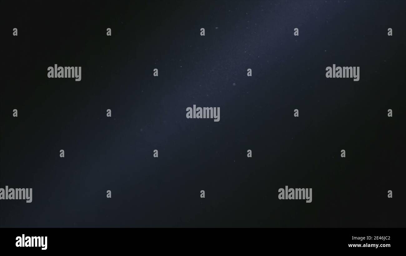 Naturstaub Organische schwimmende Partikel im Lichtstrahl der Bühne (Spot) auf schwarzem Hintergrund SGI und VFX zum Compositing und Overlaying. Staub in Luftatmosphäre Stockfoto