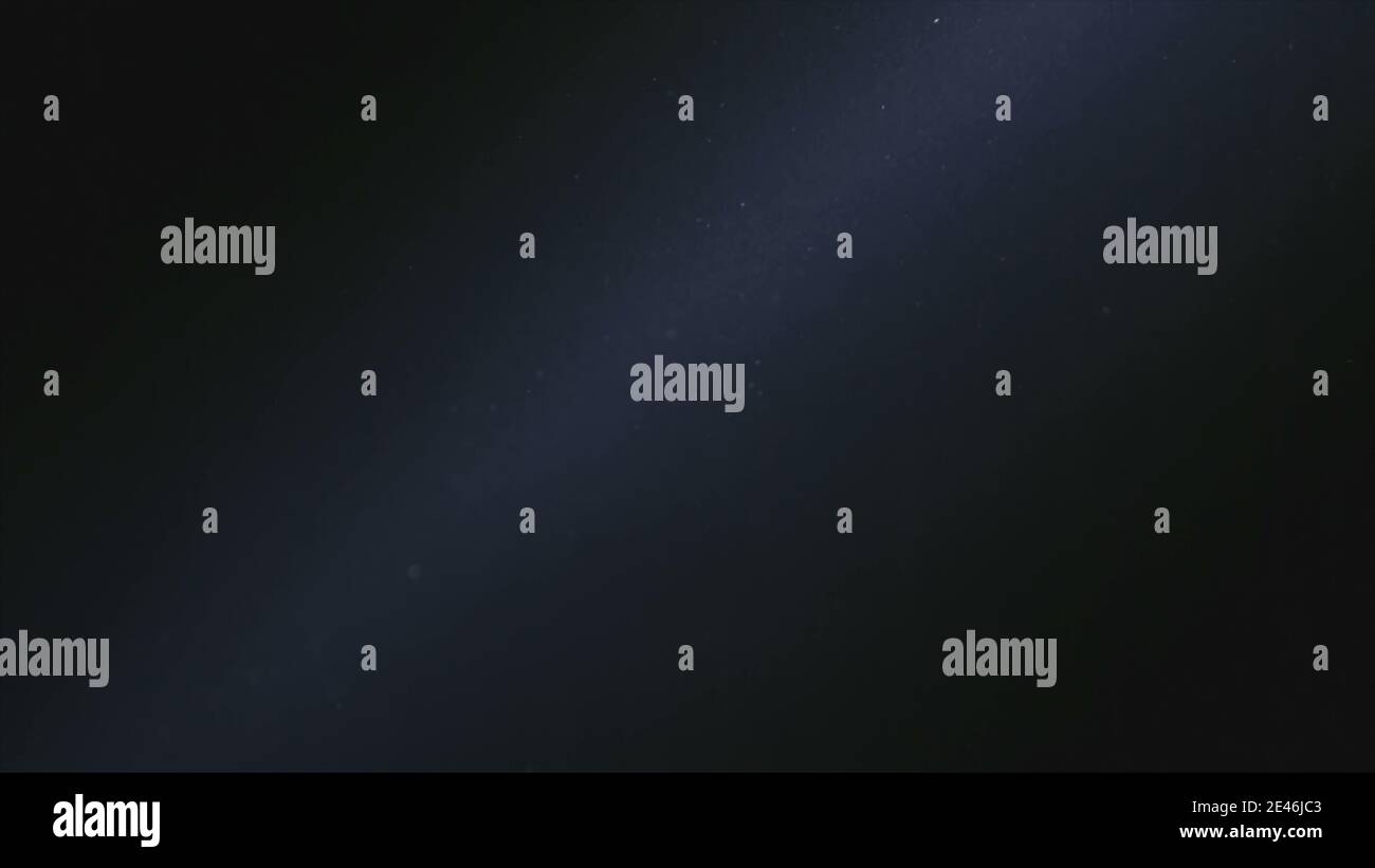 Naturstaub Organische schwimmende Partikel im Lichtstrahl der Bühne (Spot) auf schwarzem Hintergrund SGI und VFX zum Compositing und Overlaying. Staub in Luftatmosphäre Stockfoto