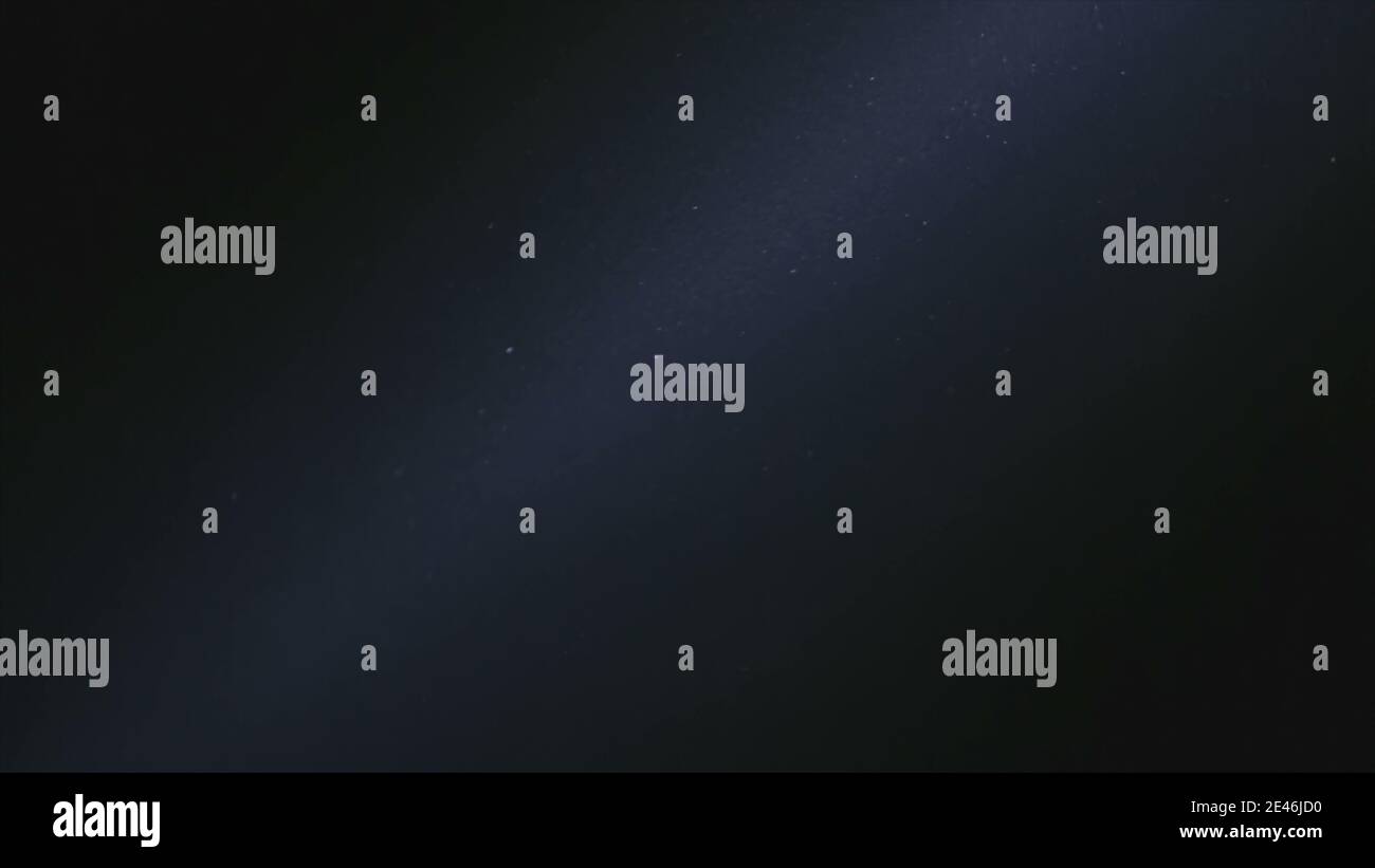 Naturstaub Organische schwimmende Partikel im Lichtstrahl der Bühne (Spot) auf schwarzem Hintergrund SGI und VFX zum Compositing und Overlaying. Staub in Luftatmosphäre Stockfoto