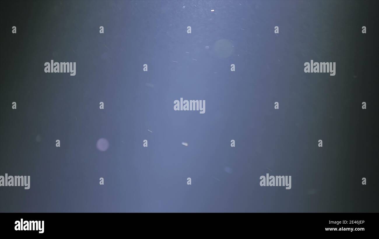 Naturstaub Organische schwimmende Partikel im Lichtstrahl der Bühne (Spot) auf schwarzem Hintergrund SGI und VFX zum Compositing und Overlaying. Staub in Luftatmosphäre Stockfoto