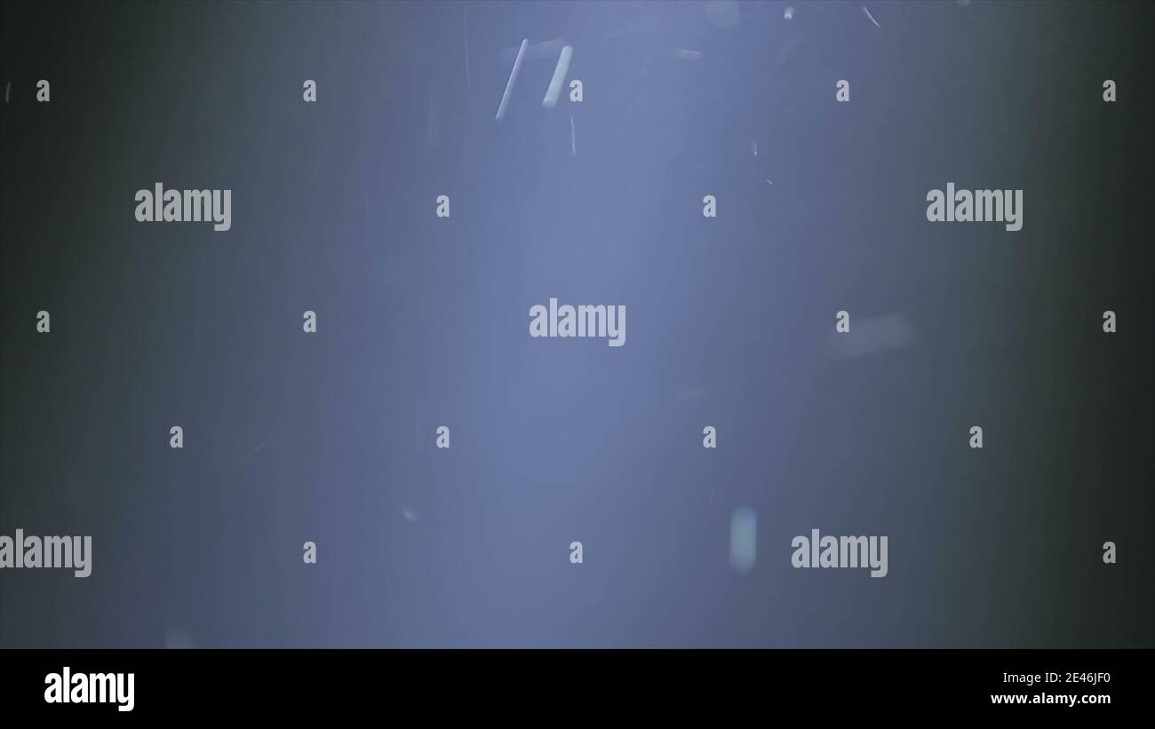 Naturstaub Organische schwimmende Partikel im Lichtstrahl der Bühne (Spot) auf schwarzem Hintergrund SGI und VFX zum Compositing und Overlaying. Staub in Luftatmosphäre Stockfoto