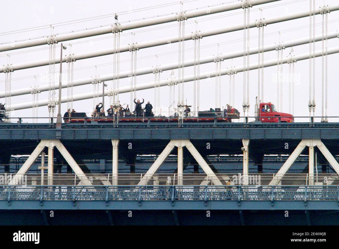 U2 tritt auf einem Flachbett-LKW auf, während sie auf der Manhattan Bridge in NYC unterwegs ist. Stockfoto