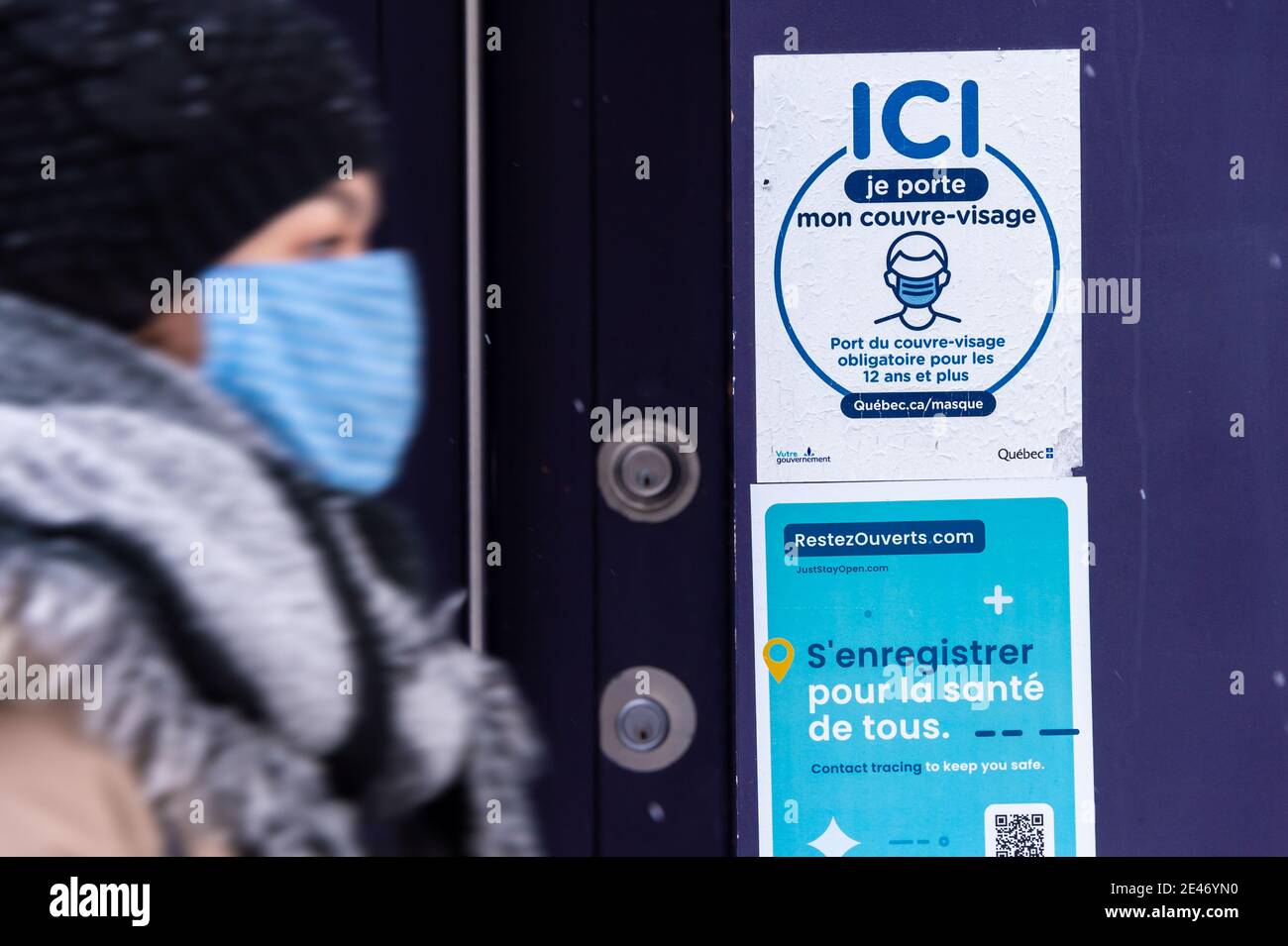 Montreal, CA - 21. Januar 2021: Beschilderung, die besagt, dass nicht-medizinische Masken oder Gesichtsbedeckungen erforderlich sind, um den Laden zu betreten Stockfoto