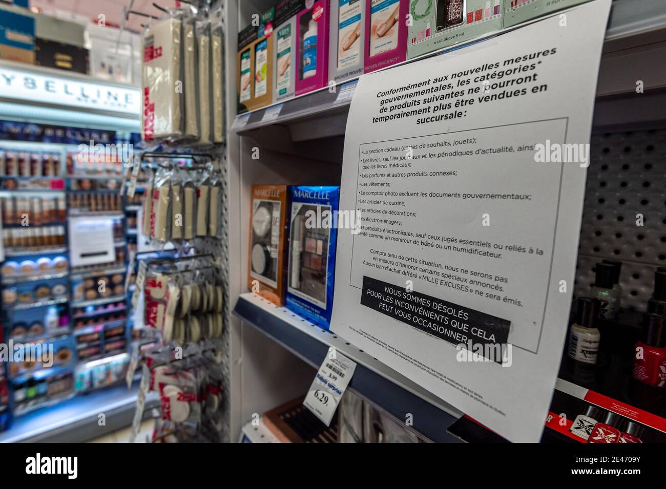 Montreal, CA - 14. Januar 2021: Artikel, die in einem Supermarkt nicht zum Verkauf angeboten werden, da sie während der PAN des neuartigen Coronavirus (Covid-19) als "nicht notwendig" gelten Stockfoto