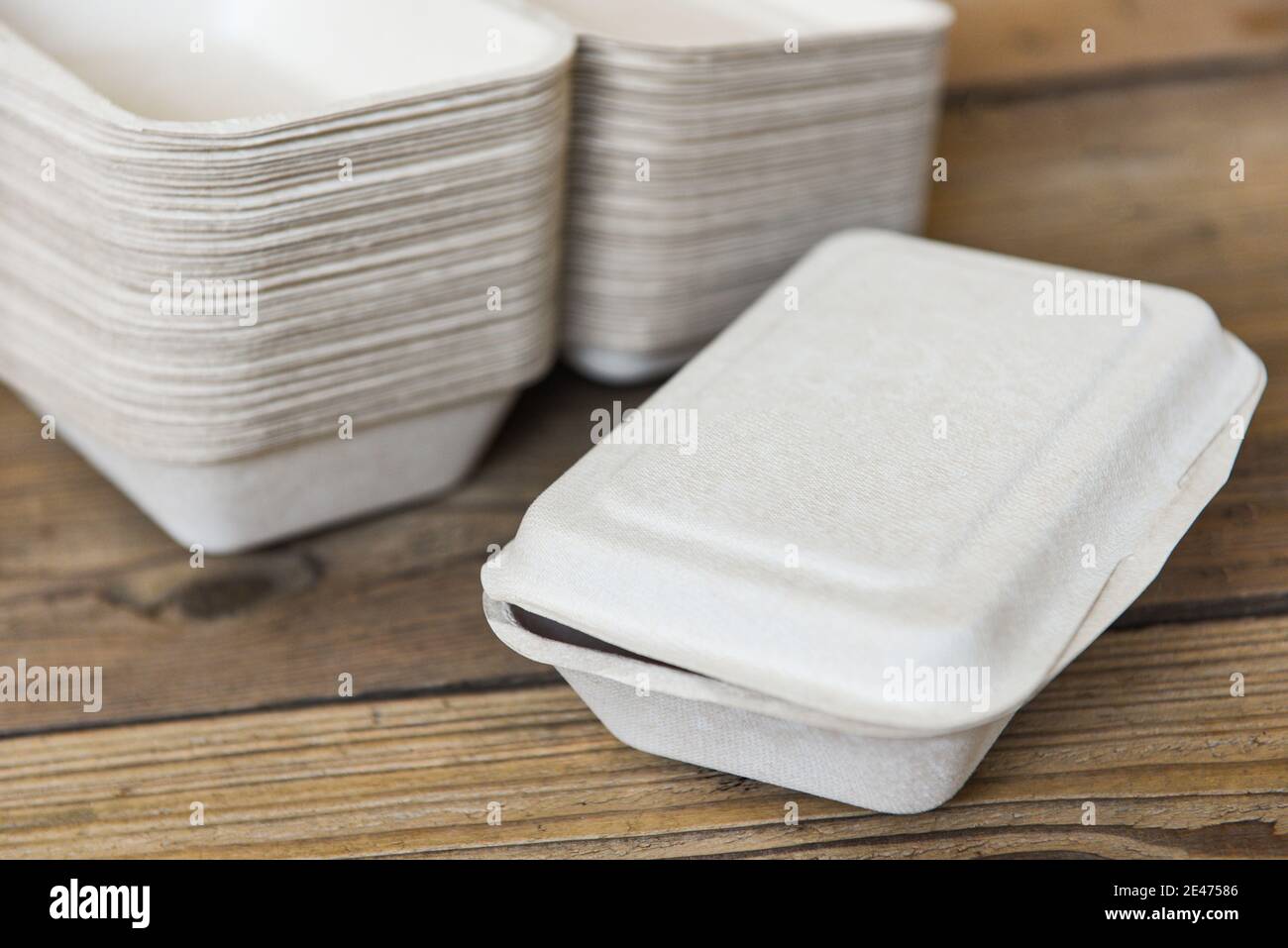 Service Lebensmittel bestellen Online-Lieferung Lebensmittelbox, Lieferung  in Take Away Boxen, Einweg umweltfreundliche Verpackungsbehälter auf  Holztisch zu Hause Stockfotografie - Alamy