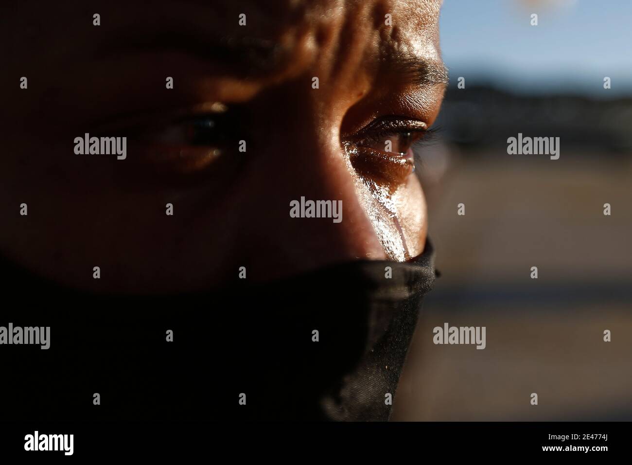 Brasilia, Brasilien. Januar 2021. Eine Frau weint während einer Gedenkveranstaltung für COVID-19 Opfer auf einem Platz in Brasilia, Brasilien, 21. Januar 2021. Quelle: Lucio Tavora/Xinhua/Alamy Live News Stockfoto