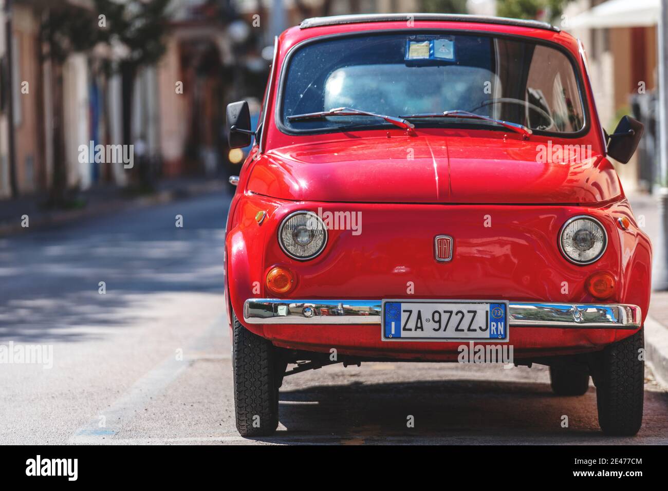 Fiat 500 Classic Retro Auto geparkt in der City Street. Gabbice Mare, Italien - 07. September 2019 Stockfoto