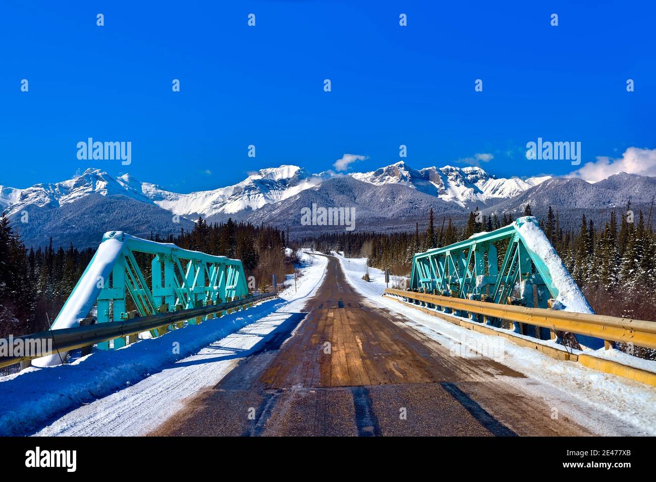 Ein Landschaftsbild der schneebedeckten Rocky Mountains und der Autobahn nach Brule Alberta Canada. Stockfoto