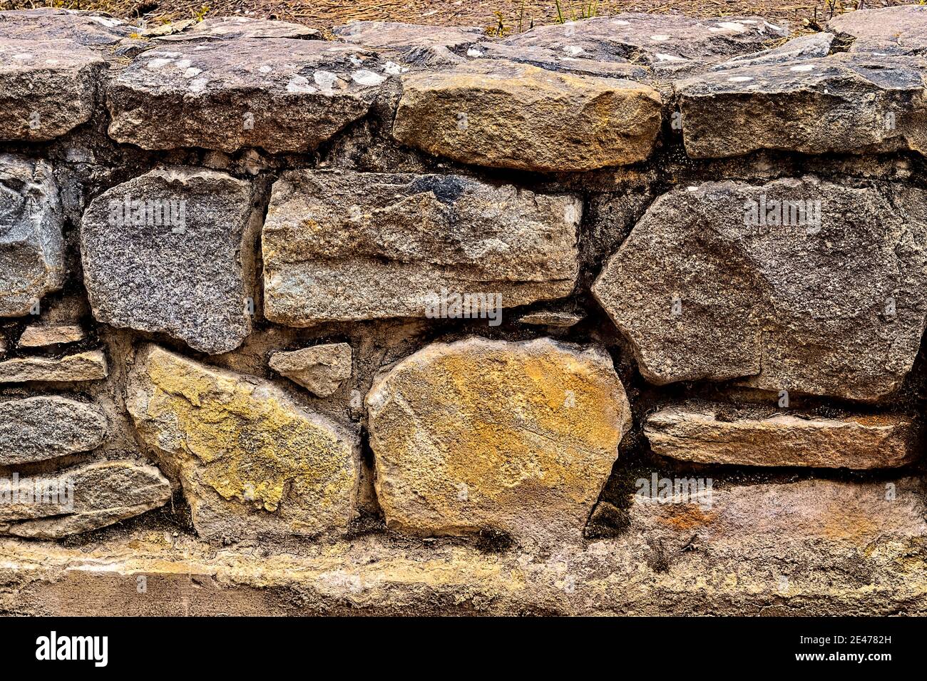 Ein horizontales Bild einer alten Steinmauer mit gebaut Gestapelte Steine Stockfoto