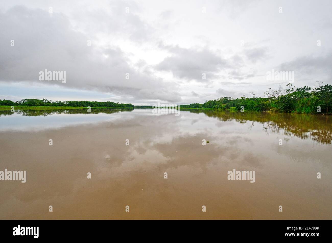 Ruhiges Wasser am Amazonas bei Iquitos, Peru Stockfoto