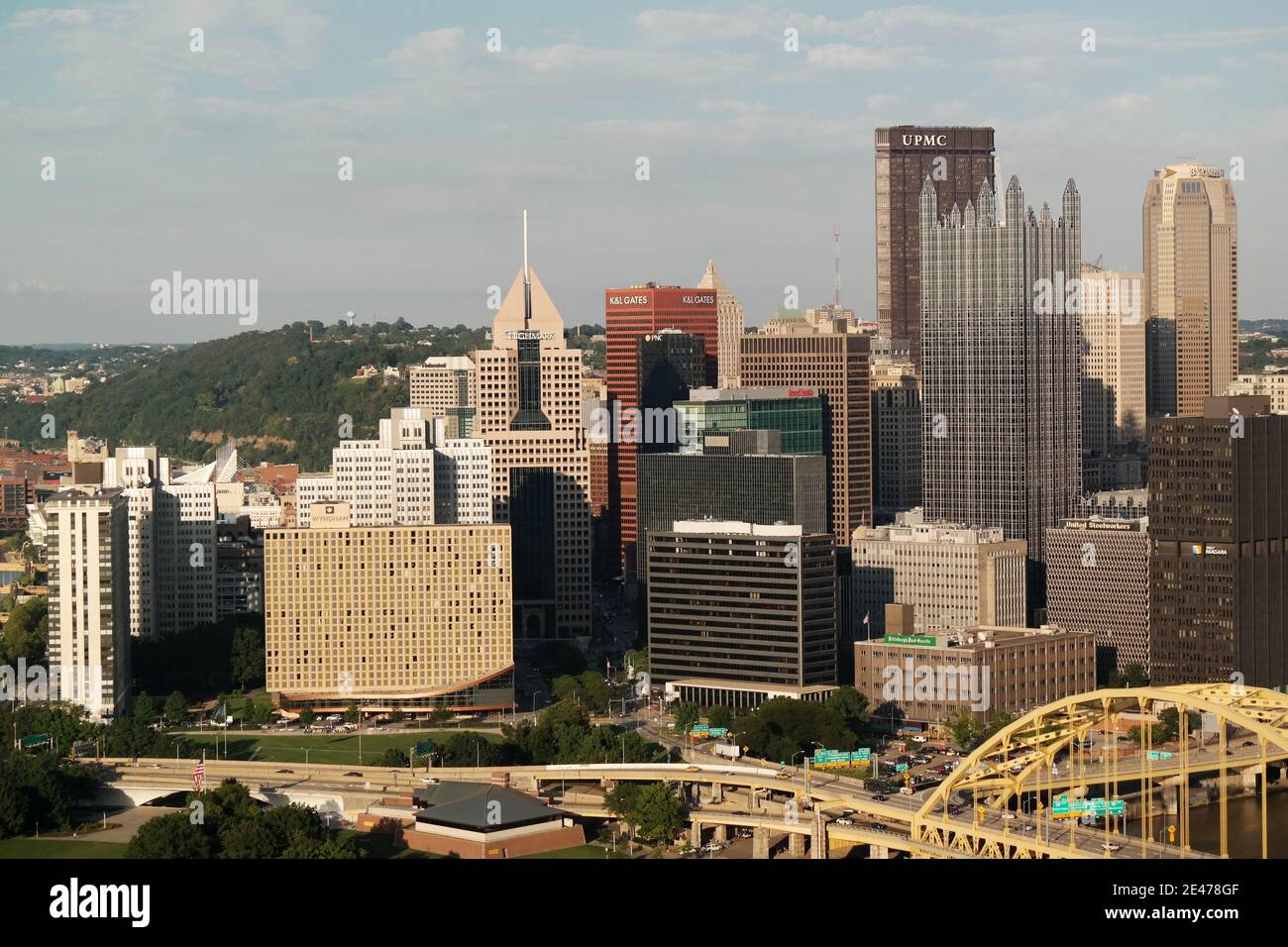 Die Skyline von Pittsburgh, Pennsylvania, USA, mit der Fort Pitt Bridge im Vordergrund. Stockfoto