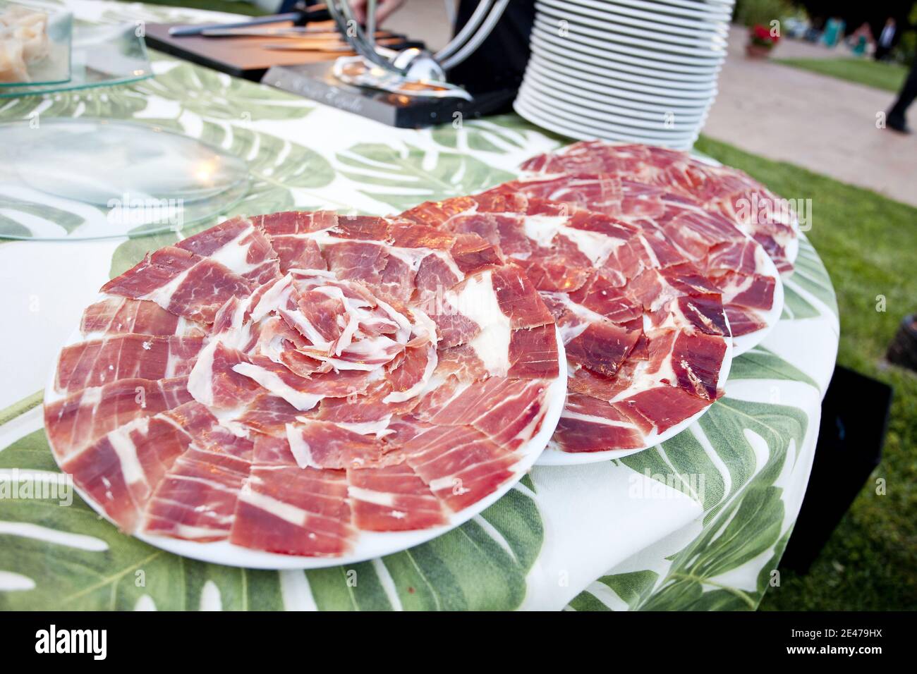 Der hohe Winkel Schuss der Platten des Fleisches aperitiwos auf a Gemusterte Tischdecke Stockfoto