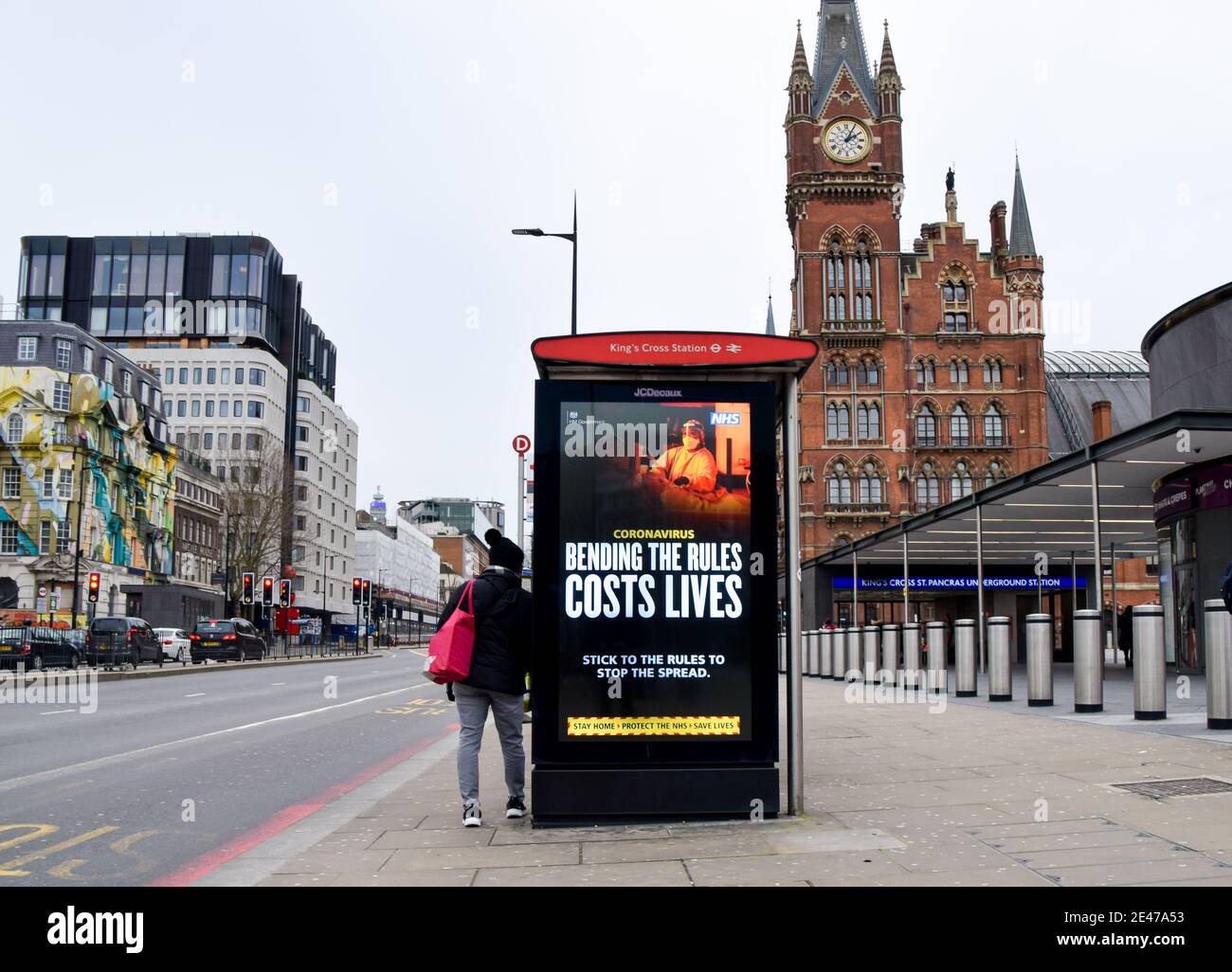 London, Großbritannien. Januar 2021. Das Schild „Bending the Rules Costs Lives“ ist an einer Bushaltestelle in King's Cross, London, abgebildet.England bleibt unter Verschluss, während die Regierung kämpft, um die Coronavirus-Pandemie unter Kontrolle zu halten. Kredit: SOPA Images Limited/Alamy Live Nachrichten Stockfoto