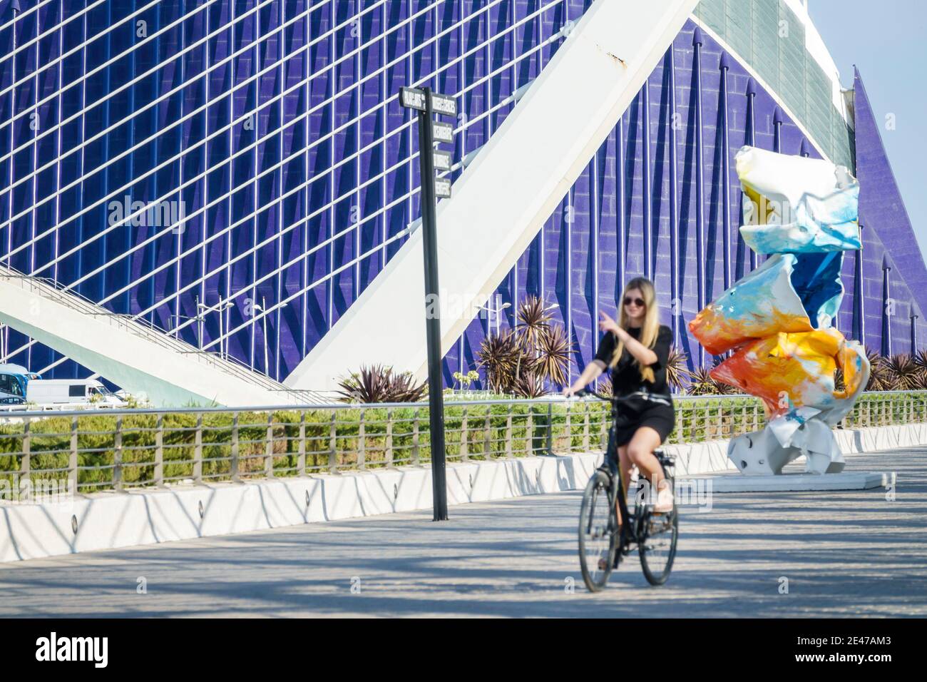 Spanien Valencia Ciudad de las Artes y las Ciencias Der Künste und Wissenschaften L'Umbracle Santiago Calatrava Architektur Skulptur botanischen Garten para Stockfoto