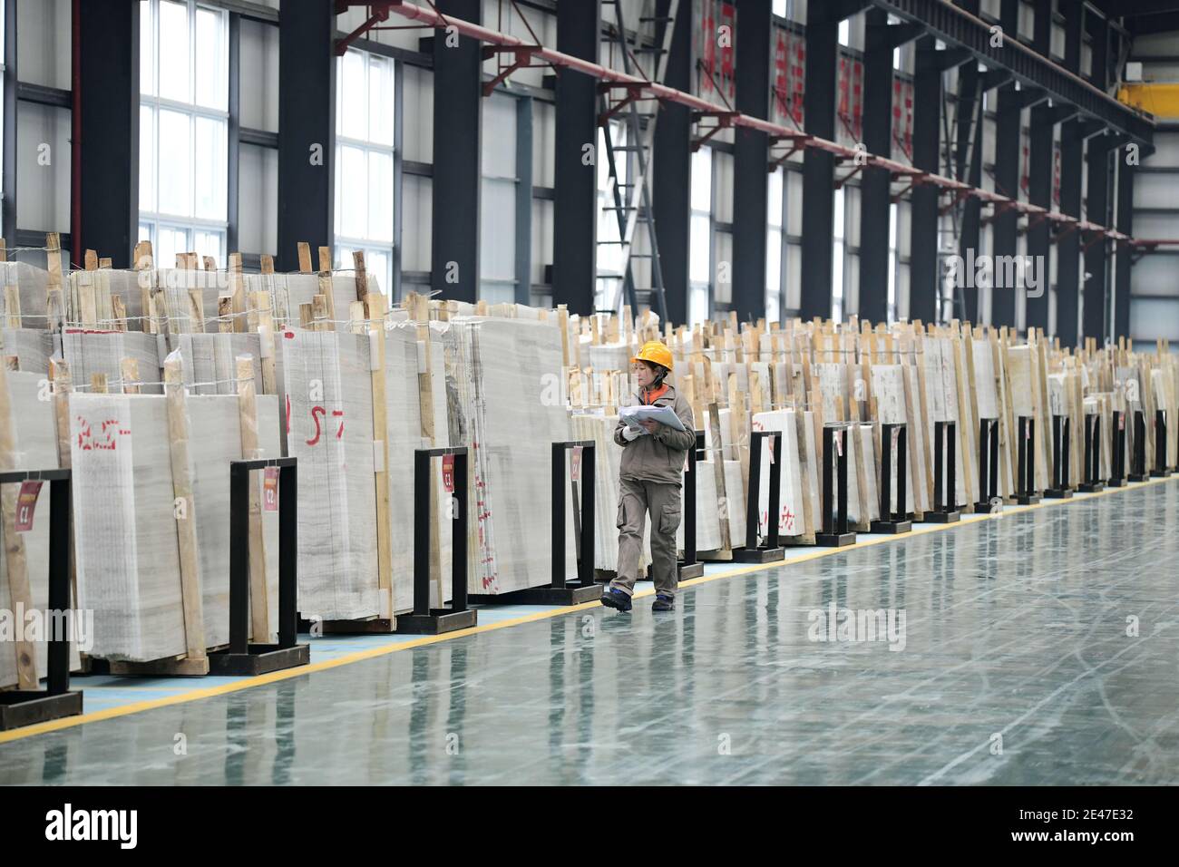 Ein Arbeiter verarbeitet Steine in einer lokalen Steinfabrik, Qianxinan Buyei und Miao Autonome Präfektur, Südwestchina¯Provinz Guizhou, 21. Januar 202 Stockfoto