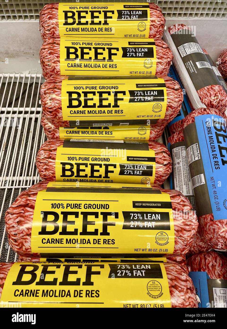 FRESNO, VEREINIGTE STAATEN - Jan 08, 2021: Ein Foto von Ground Beef in einer Reihe in einem Geschäft Stockfoto