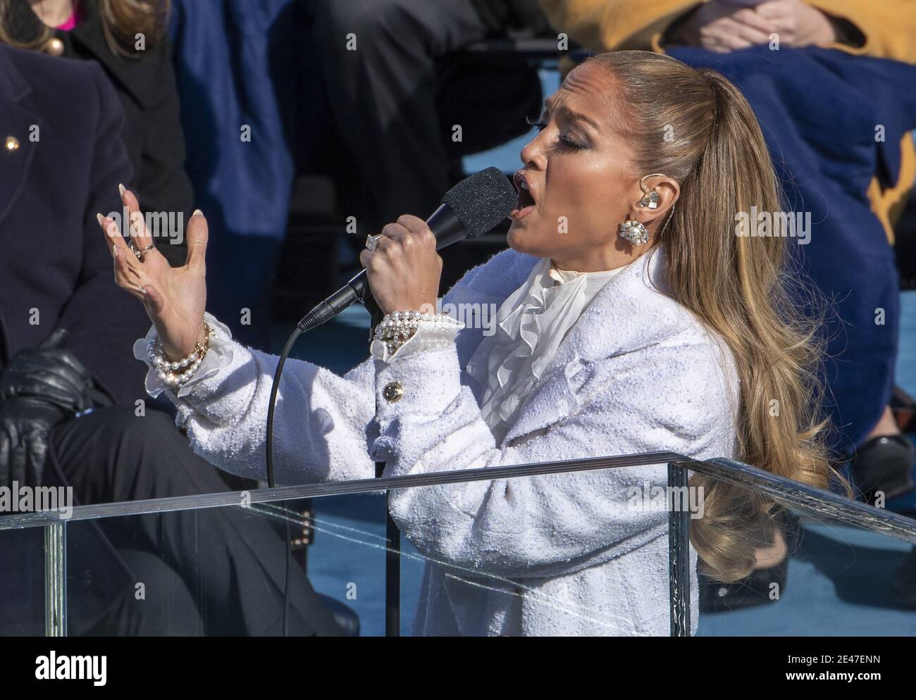 Washington, Usa. Januar 2021. Jennifer Lopez singt ein Medley patriotischer Lieder während der Einweihung von Joe Biden als 46. Präsident der Vereinigten Staaten am Mittwoch, 20. Januar 2021, im US-Kapitol in Washington, DC. Foto von Pat Benic/UPI Kredit: UPI/Alamy Live Nachrichten Stockfoto