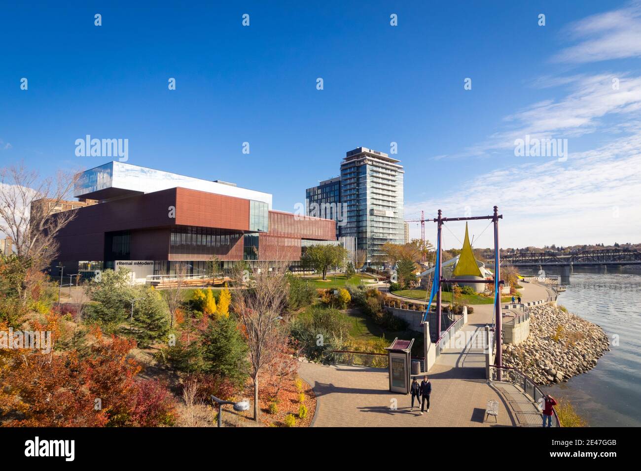 Das Äußere der Remai Modern Art Gallery und River Landing Entwicklung im Herbst. Saskatoon, Saskatchewan, Kanada. Stockfoto