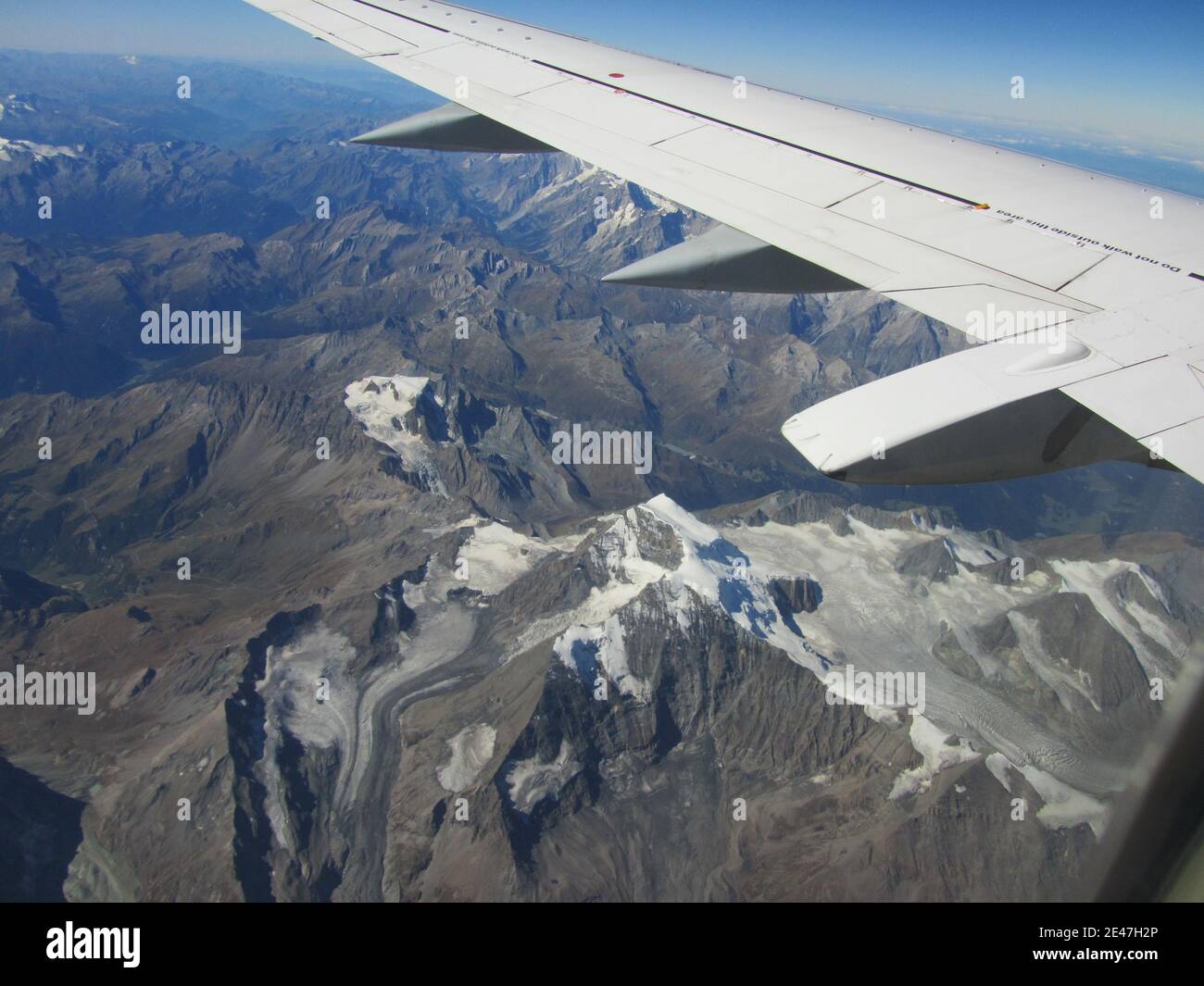 Flug über die Alpen. Gipfel und Gletscher. Stockfoto