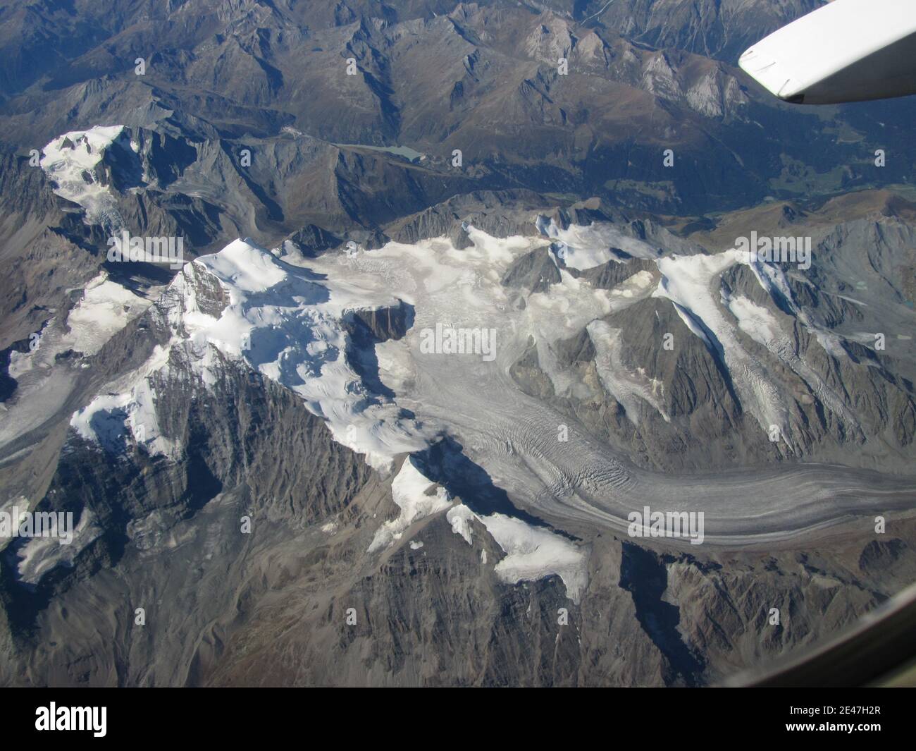 Flug über die Alpen. Gipfel und Gletscher. Stockfoto