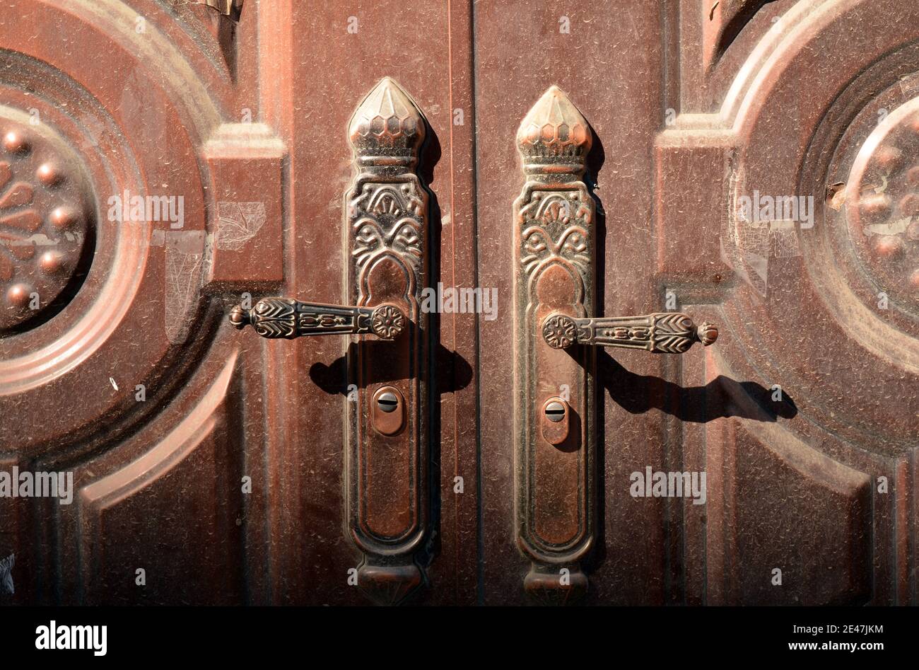 Gemeinsames Design der Architektur in Shangri La Region Yunnan. Details wie dieses findet man überall an Türen. Stockfoto