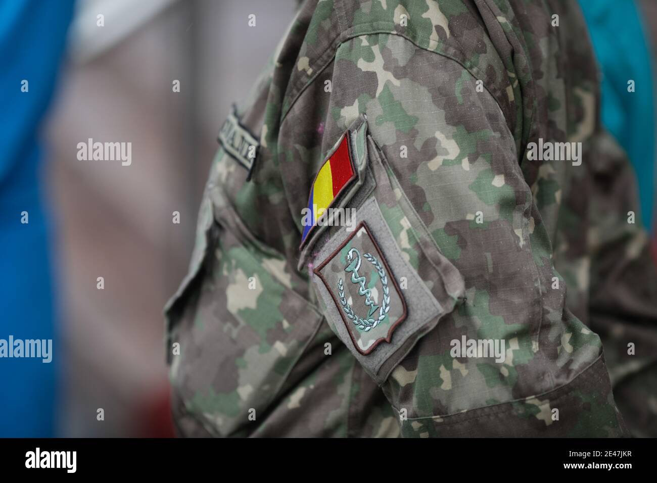 Bukarest, Rumänien - 05. Januar 2021: Geringe Schärfentiefe (selektiver Fokus) mit der Uniform und den Insignien eines rumänischen Armeemediziners. Stockfoto