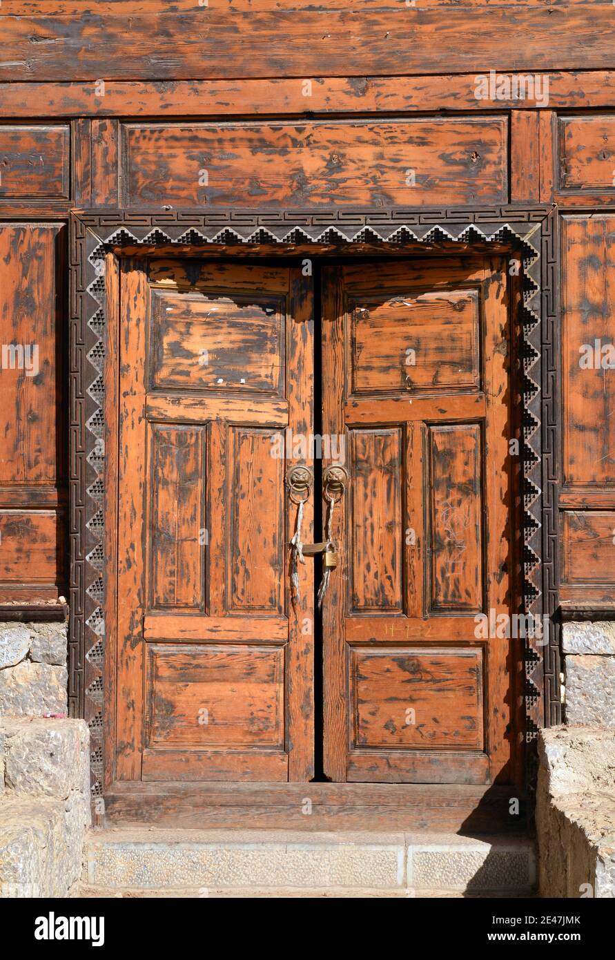 Gemeinsames Design der Architektur in Shangri La Region Yunnan. Diese Art der Tür kann überall gefunden werden Stockfoto