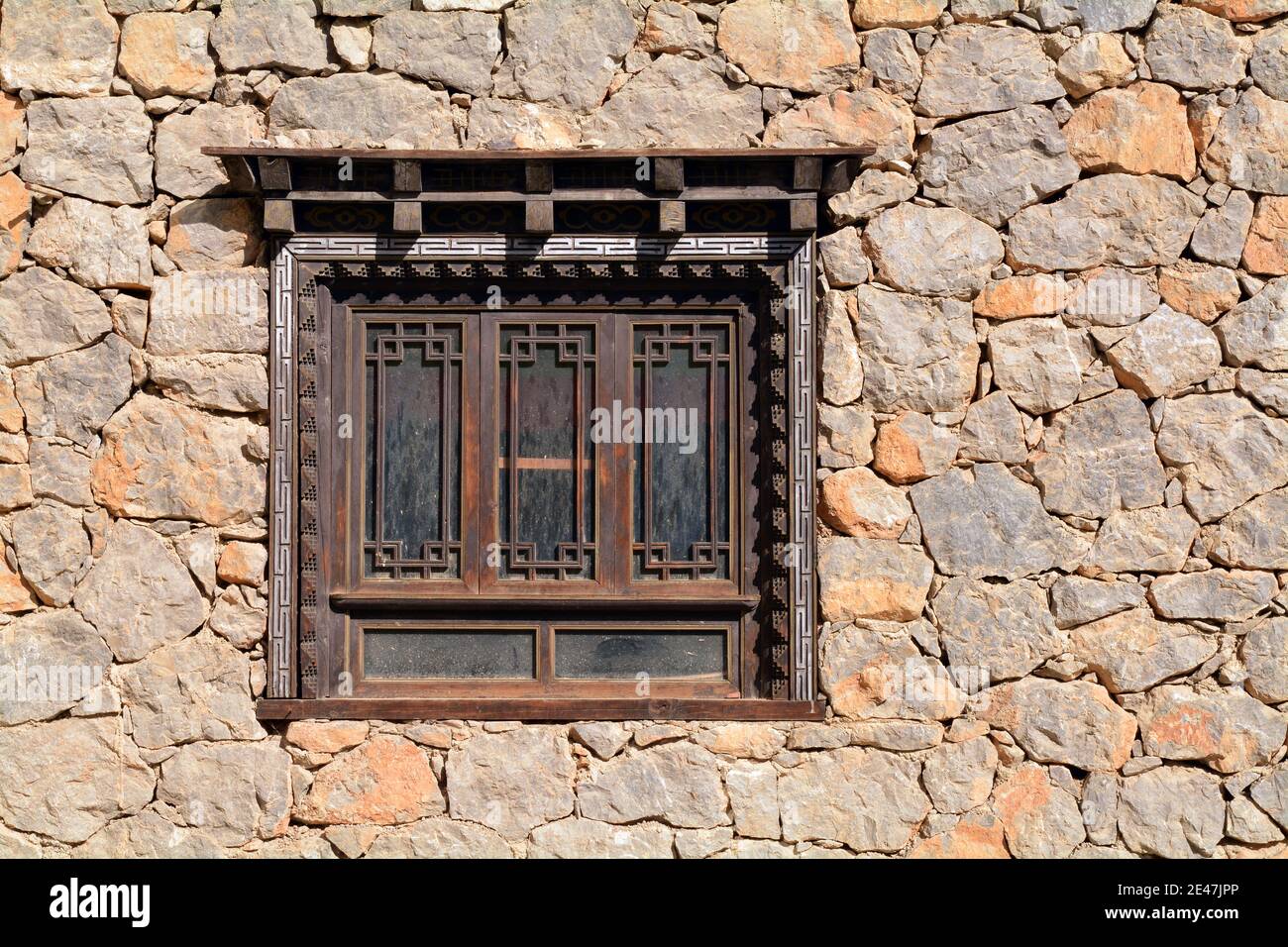 Gemeinsames Design der Architektur in Shangri La Region Yunnan. Diese Art von Fenster kann überall gefunden werden. Stockfoto