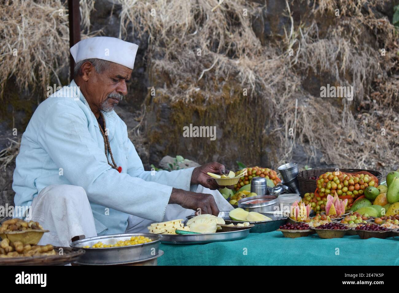 26. Dezember 2020, Pune, Maharashtra, Indien. Verkäufer verkauft Früchte, Beeren, Erdnüsse und Hühneraugen in Sinhagad Fort Stockfoto