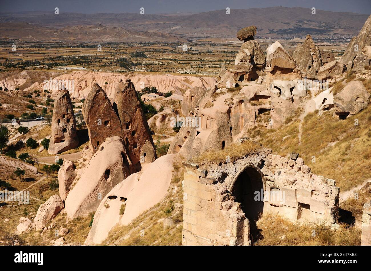 Tolle Aussicht auf ein landschaftlich sehr malerisches Dorf in Kappadokien, Türkei Stockfoto