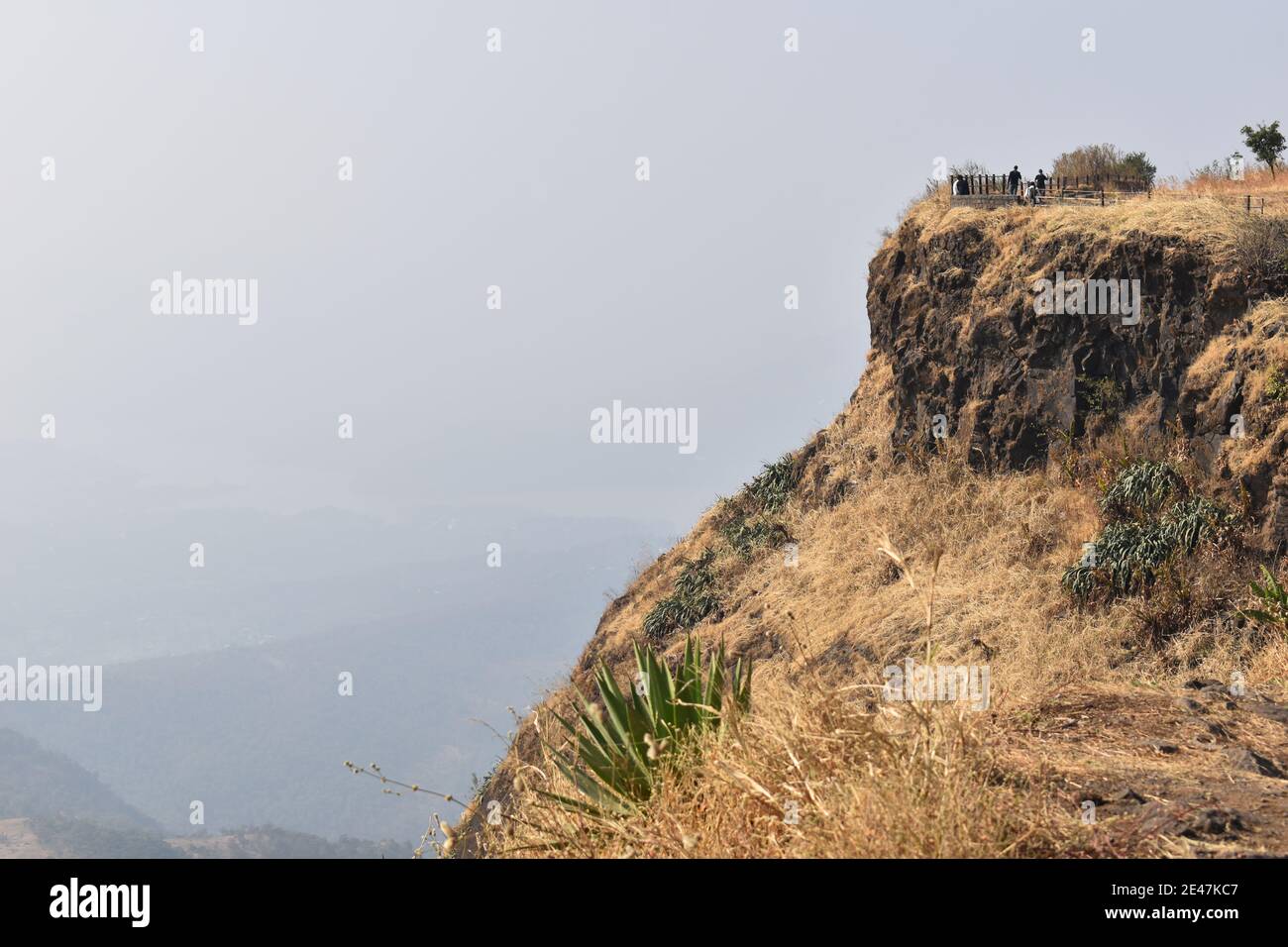 Blick von Jhunjar Buruj, Hügelspitze, Landschaft, Sinhagad Fort - Kondana, Pune, Maharashtra. Stockfoto