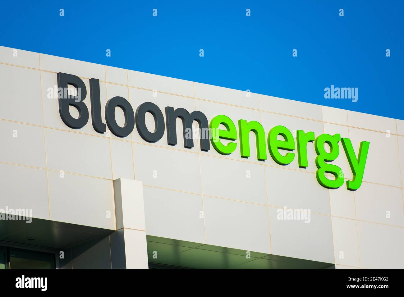 Bloom Energy Zeichen am Hauptsitz in Silicon Valley. Bloom Energy produziert und vermarktet Festoxid-Brennstoffzellen, die vor Ort Strom produzieren. - Stockfoto