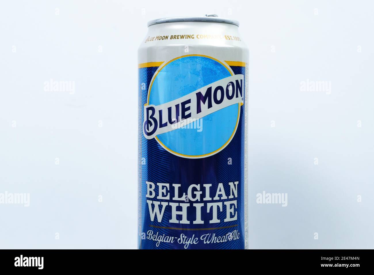 Tyumen, Russland-23. Dezember 2020: Blue Moon Dose belgisches Weißbier, gebraut von MillerCoors. Selektiver Fokus Stockfoto