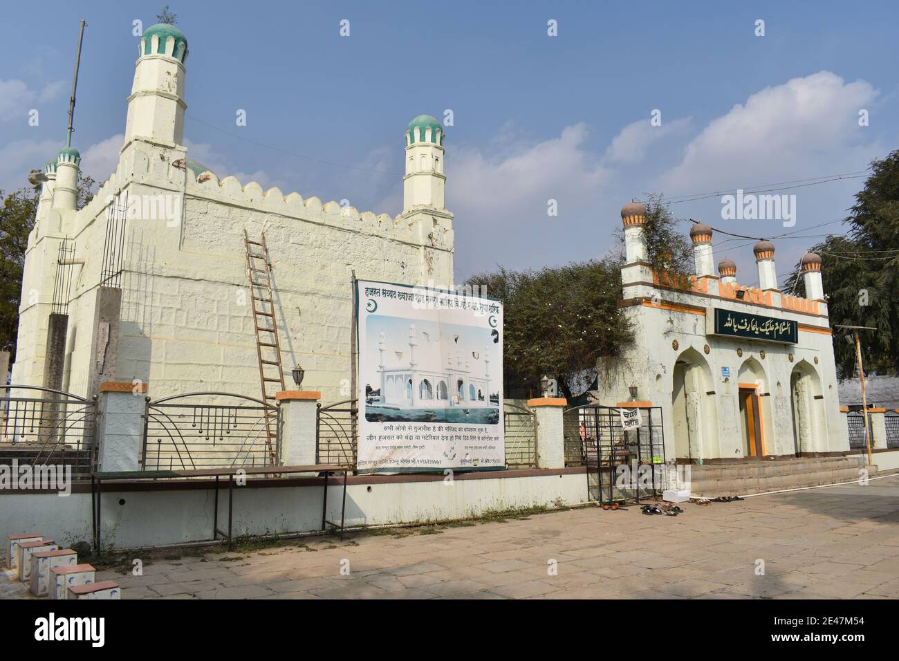 Eingangstor Nr.: 2 - Masjid und Dargah, Blick auf Hazrat Khwaja Shah Mansoor Arif Billa, Moschee Supe, Baramati, Maharashtra Stockfoto