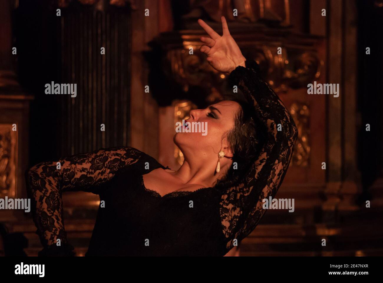 Die wunderschöne und leidenschaftliche Flamencotänzerin tanzt in der Nacht von Sevilla Stockfoto