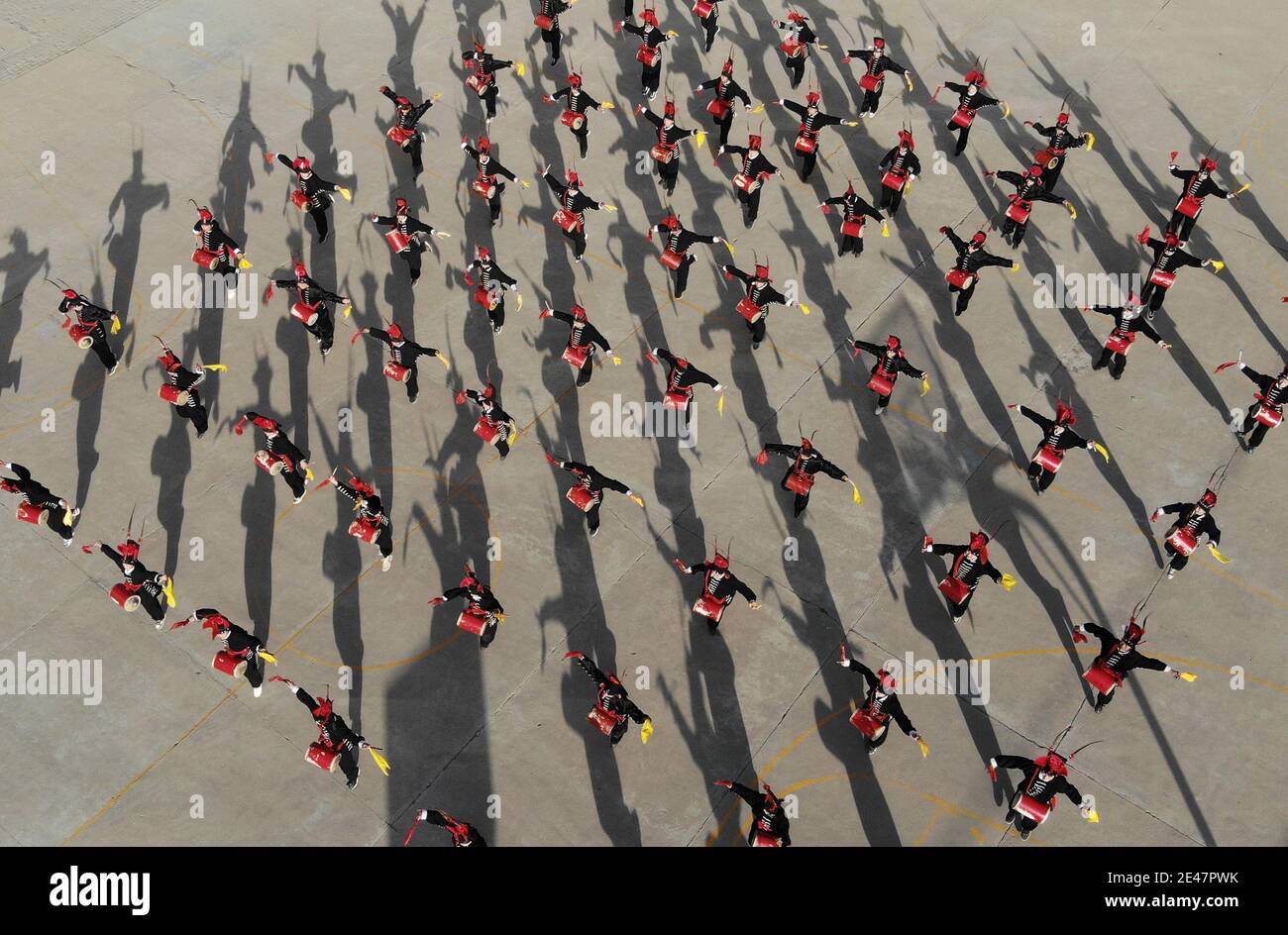 Wuwei, China. Januar 2021. Die Mittelschüler spielen am 21. Januar 2021 den traditionellen Liangzhou-Trommeltanz in Wuwei, Gansu, China.(Foto: TPG/cnsphotos) Quelle: TopPhoto/Alamy Live News Stockfoto