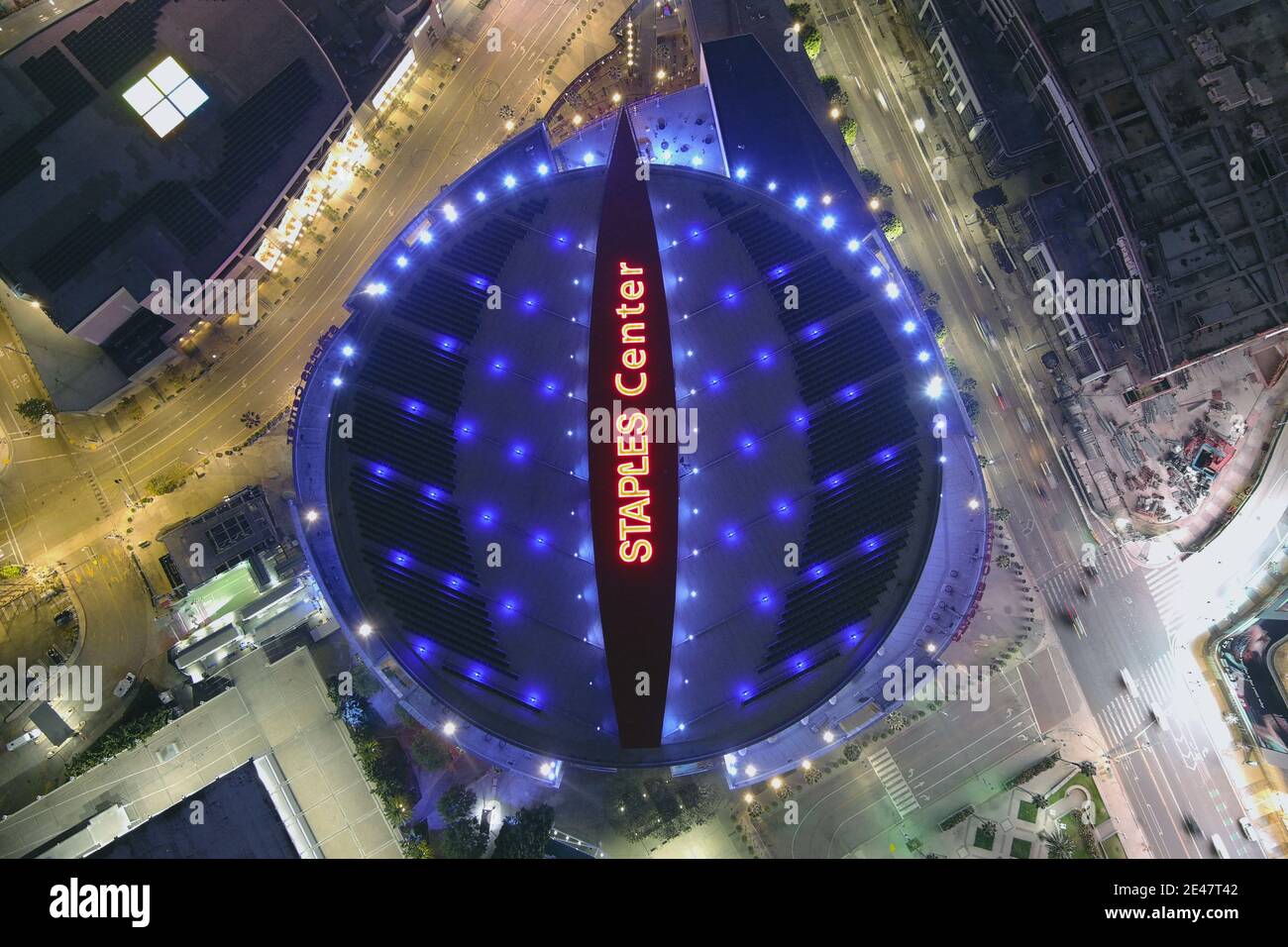 Eine Luftaufnahme des Staples Center, Donnerstag, 21. Januar 2021, in Los Angeles. Die Arena ist die Heimat der Los Angeles Lakers und LA Clippers der Stockfoto