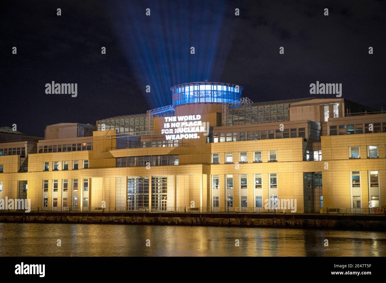 "The World is No Place for Nuclear Weapons" wurde auf das Gebäude der schottischen Regierung am Victoria Quay in Leith, Edinburgh projiziert, um zu feiern, dass der Vertrag über das Verbot von Atomwaffen (TPNW) am 22. Januar 2021 als internationales Recht in Kraft tritt. Stockfoto