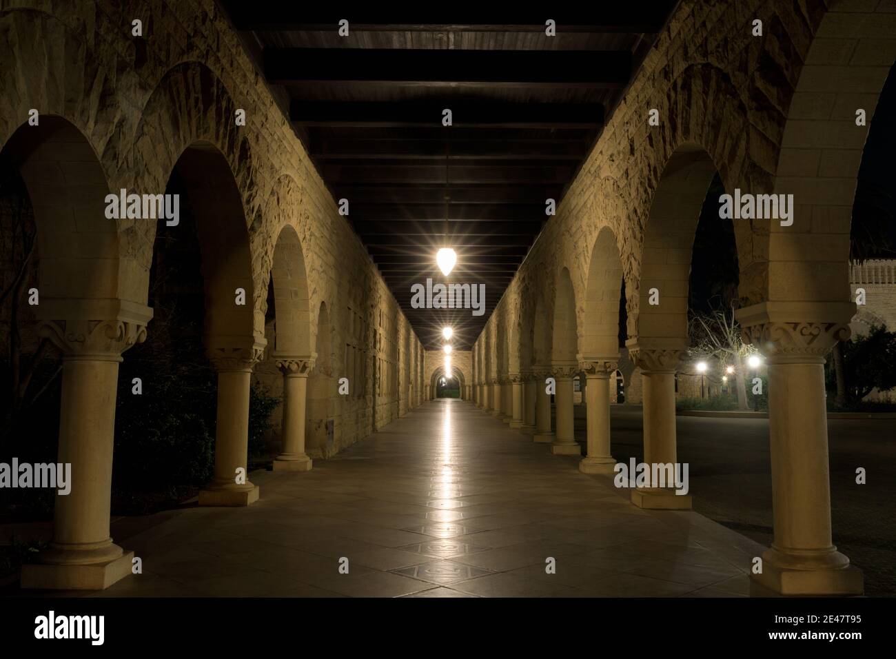 Leerer Kreuzgang an der Stanford University, Kalifornien, USA Stockfoto