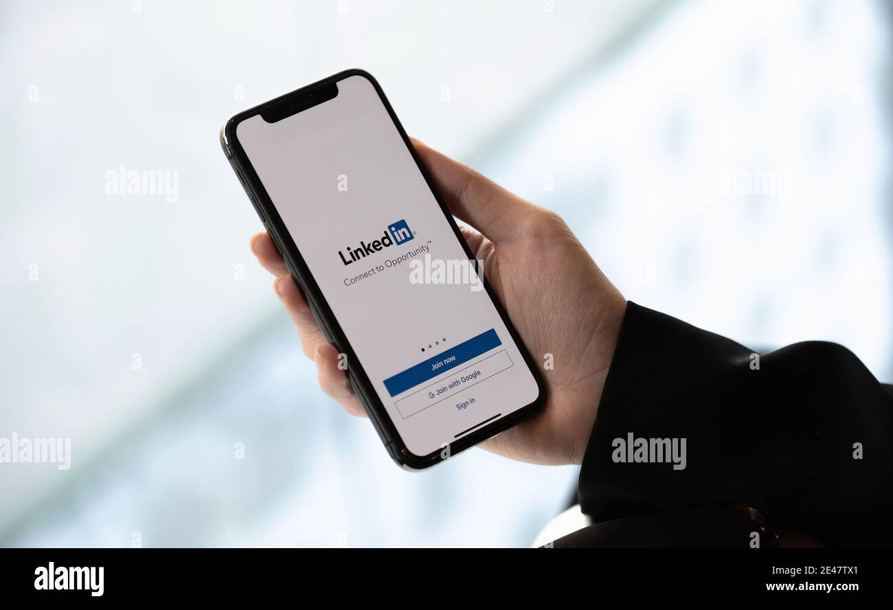 CHIANG MAI, THAILAND JAN 22, 2021 : EINE Frau hält ein iPhone 6s mit Social Network Service LinkedIn auf dem Bildschirm. IPhone 6s wurde erstellt und Stockfoto