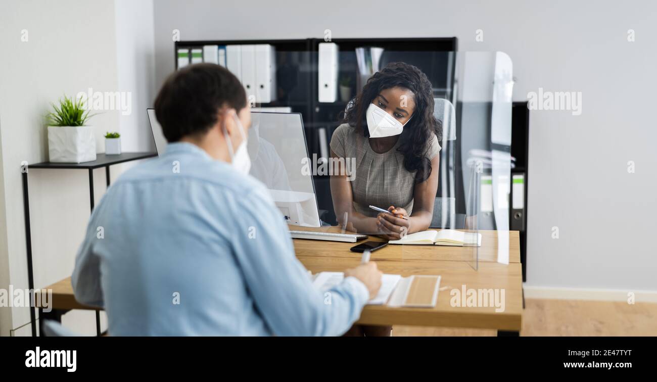 African American Business Consultant Treffen Mit Niesen Guard Stockfoto