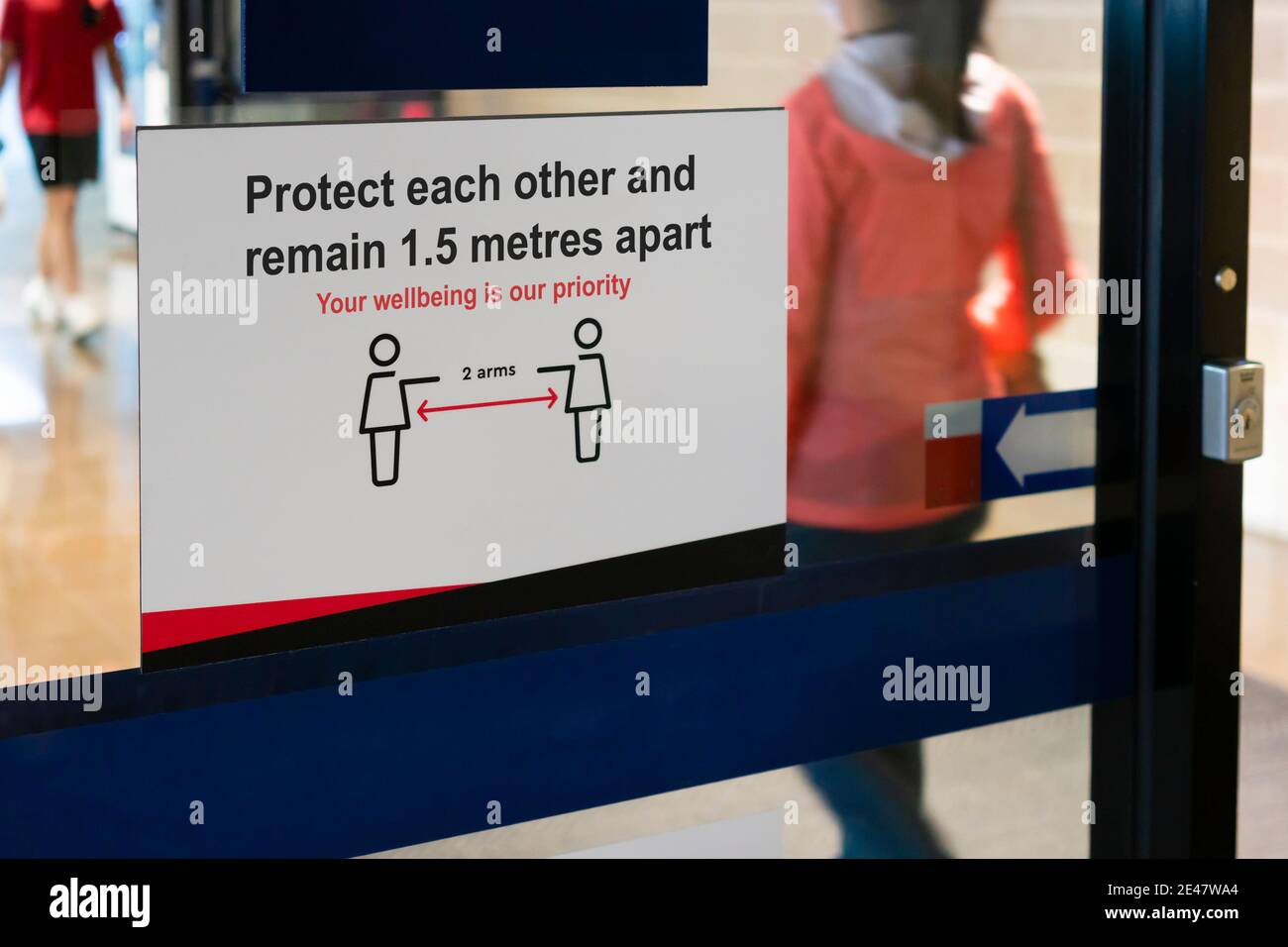 Soziale Distanzierung Zeichen outisde ein Einkaufszentrum Stockfoto