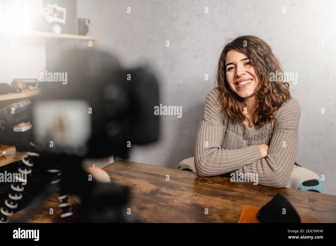 Junge kaukasische weibliche Social-Media-Influencerin, die ein Casual-Video filmt blog mit positiven Vibes Stockfoto
