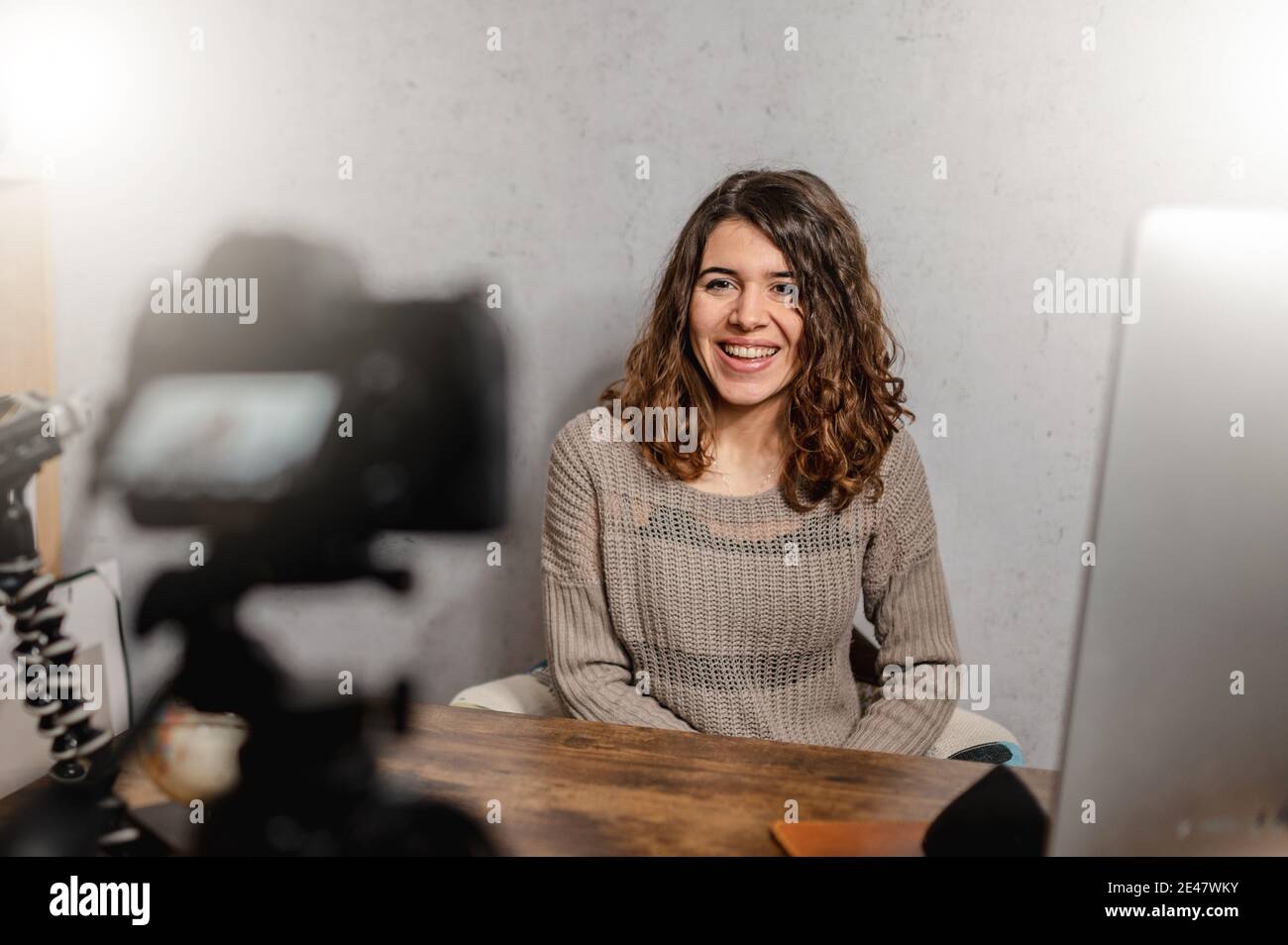 Junge kaukasische weibliche Social-Media-Influencerin, die ein Casual-Video filmt blog mit positiven Vibes Stockfoto