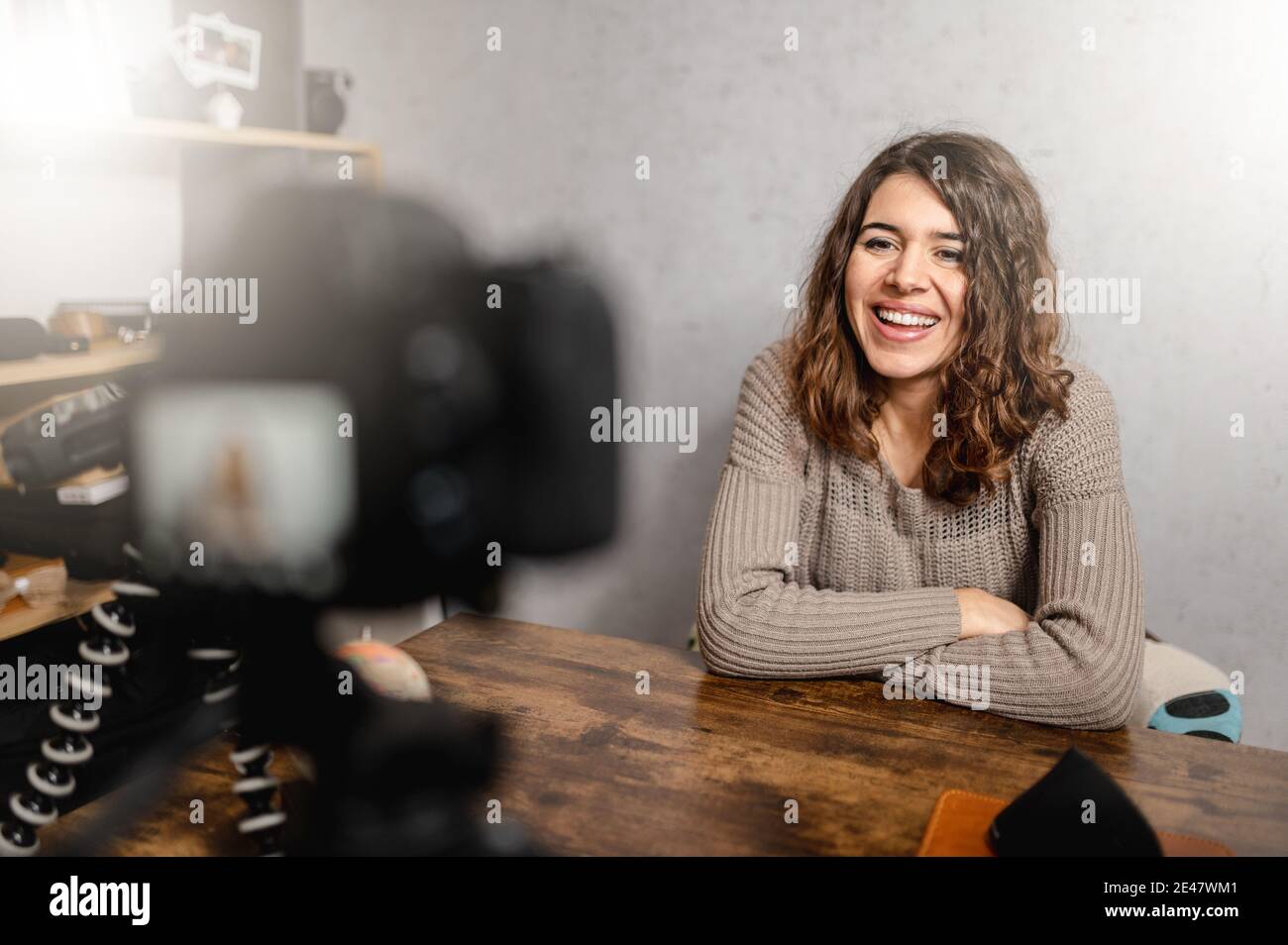 Junge kaukasische weibliche Social-Media-Influencerin, die ein Casual-Video filmt blog mit positiven Vibes Stockfoto