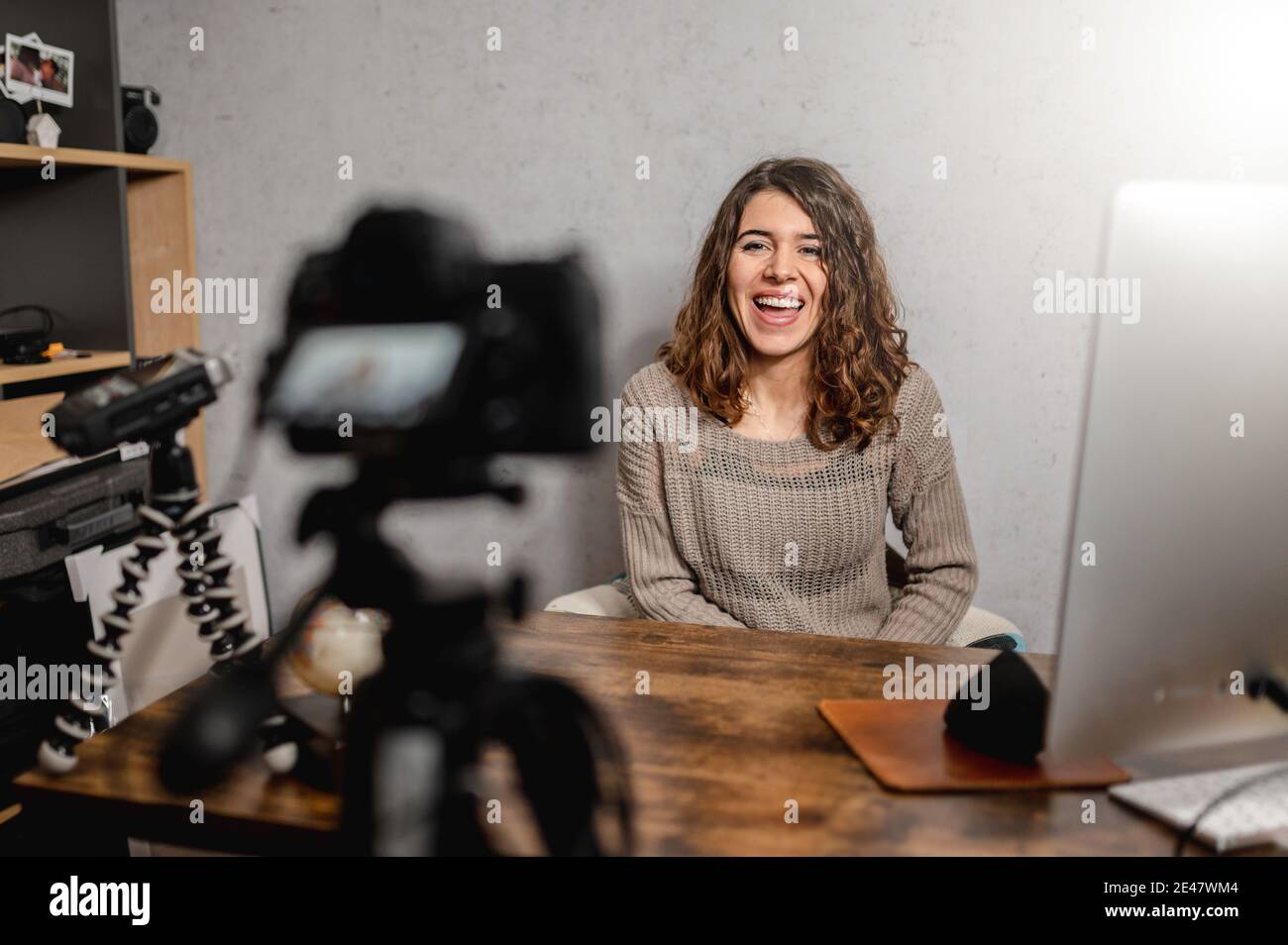 Junge kaukasische weibliche Social-Media-Influencerin, die ein Casual-Video filmt blog mit positiven Vibes Stockfoto