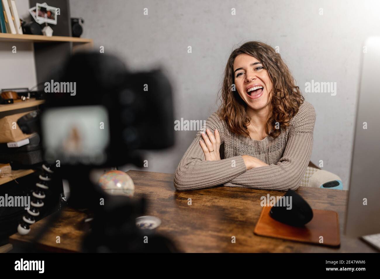 Junge kaukasische weibliche Social-Media-Influencerin, die ein Casual-Video filmt blog mit positiven Vibes Stockfoto